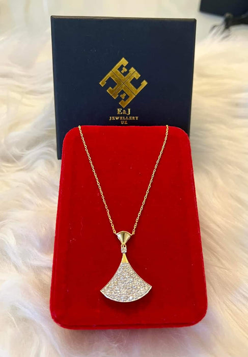 Fan-Shaped Diamond Necklace